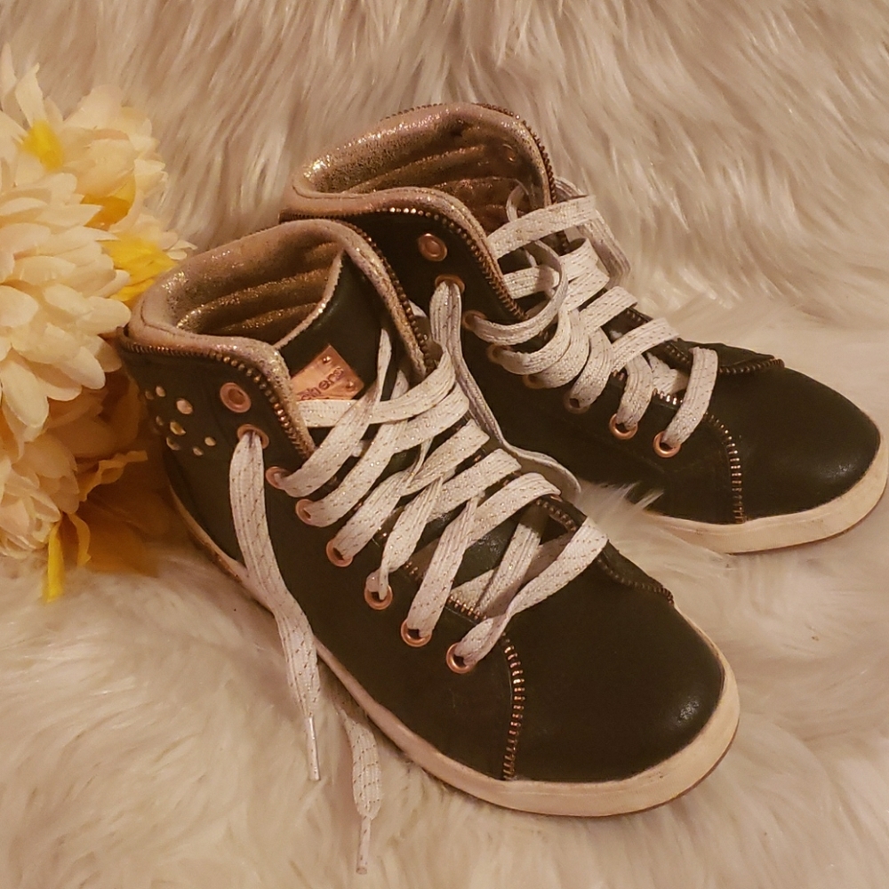 Skechers - Girl's Size 3 Black and Gold